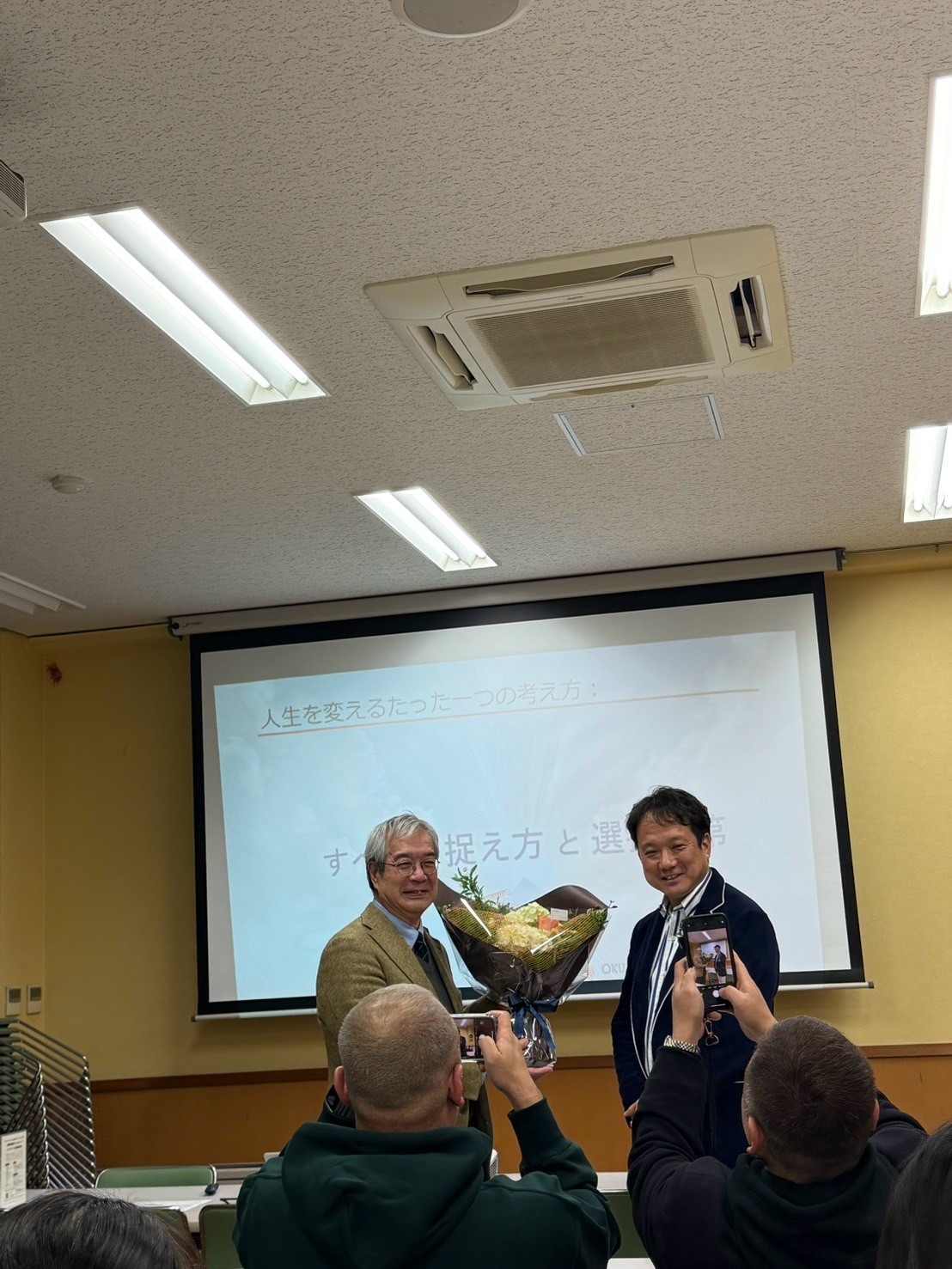 NKP定例会_2025.3.7_懇親会_NKP木下代表から駒谷教授へ花束贈呈